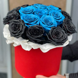 Черные и синие розы в коробке