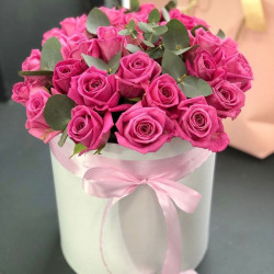 Букет «Розовые розы в шляпной коробке»
