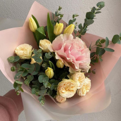 Букет «Тюльпаны и пионовидные розы»