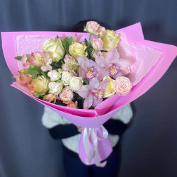 Букет «Белые розы и орхидеи»